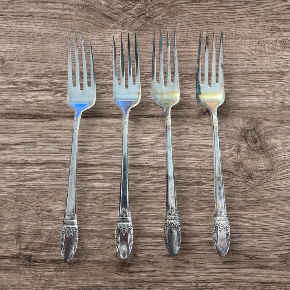 4 VINTAGE  1847 Rogers Bros "First Love" Silverplate Flatware Table/Forks